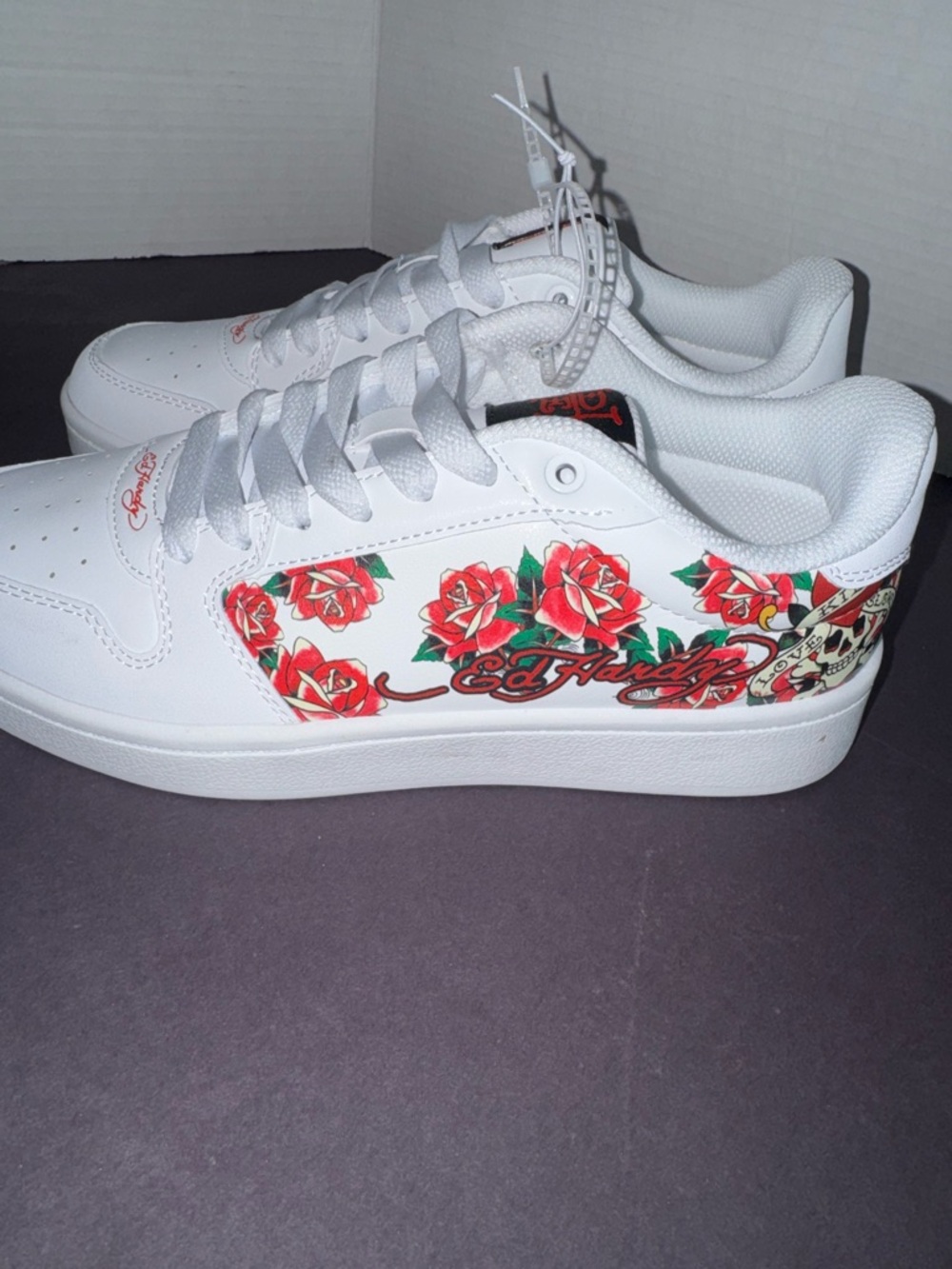 Ed Hardy women’s  White love kills slowly Sneakers Red roses and skulls size 8.5